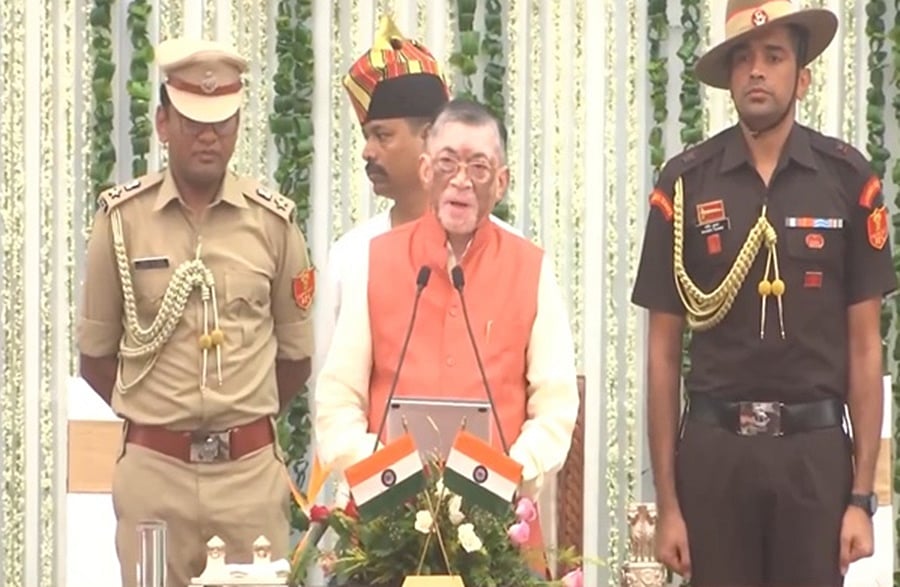 ஜார்க்கண்ட் மாநிலத்தின் புதிய ஆளுநராக முன்னாள் மத்திய அமைச்சர் சந்தோஷ் குமார் கங்வார் புதன்கிழமை பதவியேற்றுக் கொண்டார்.